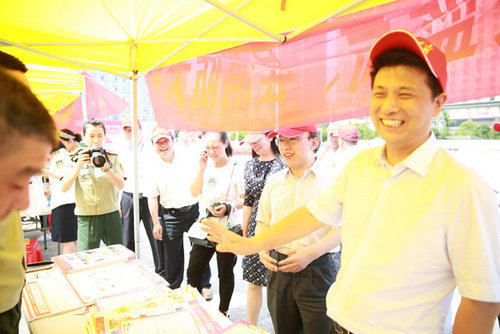 4 咨询台前气氛热烈.jpg
