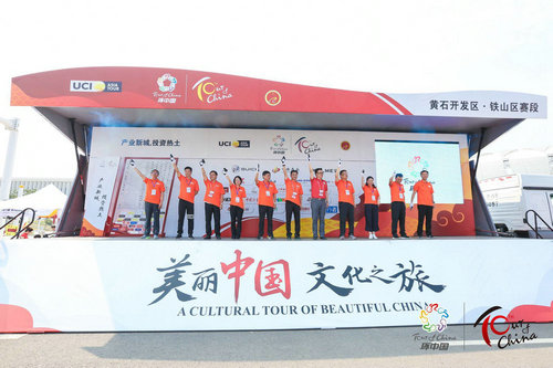 华新水泥公司副总裁梅向福参加“发车仪式”.jpg