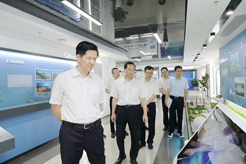 一冶2：陈建光参观中国一冶展厅.jpg