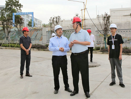 汉江3-何晓东一行在大数据公司检查指导工作.jpg