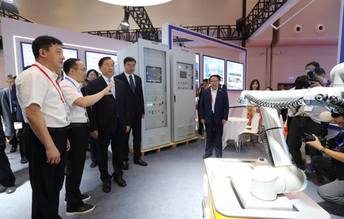 王忠林参观铁四院展位并听取汇报.jpg